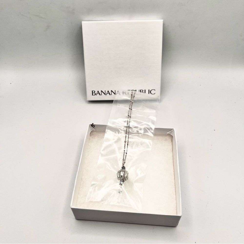 BNIB BANANA REPUBLIC PENDANT NECKLACE